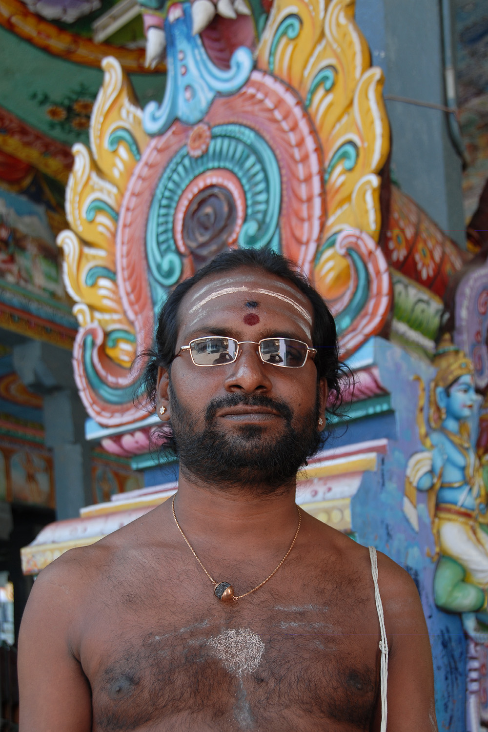bill-hocker-priest-hindu-temple-pondicherry-india-2007