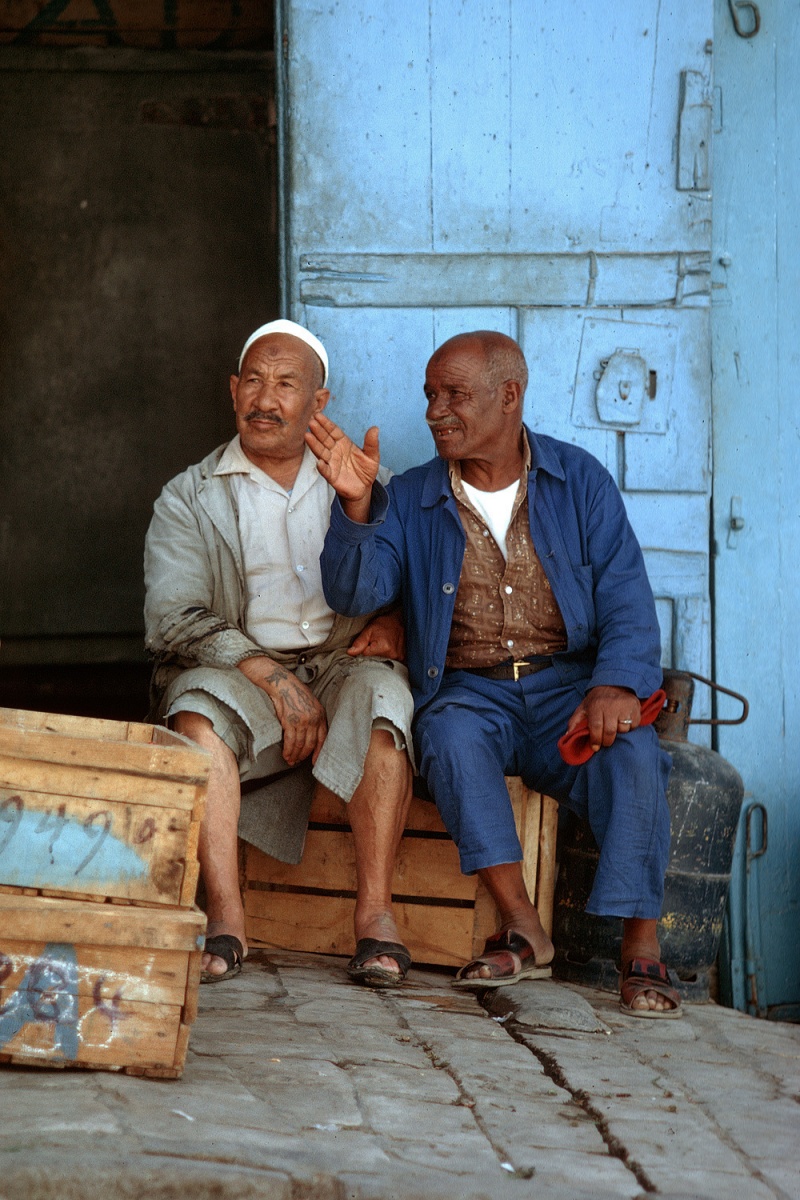 bill-hocker-two-merchants-sidi-bou-saïd-tunisia-1971