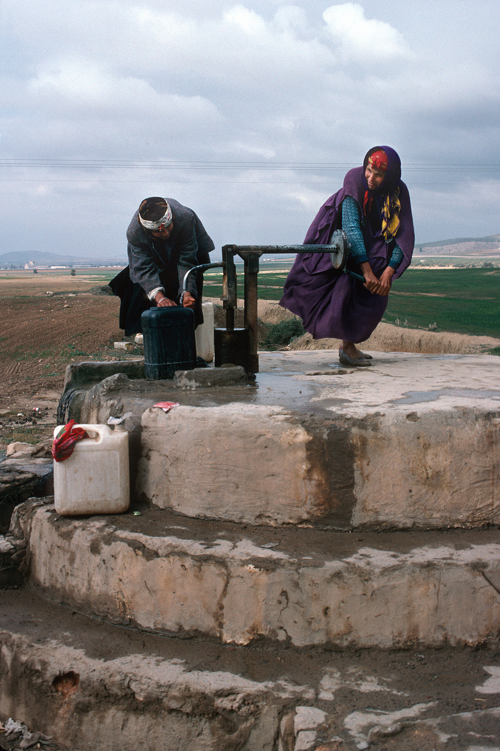 bill-hocker-hand-pump-near-sbeÃ¯tla-tunisia-1990