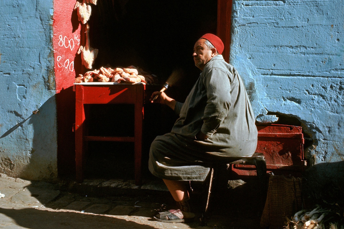bill-hocker-chicken-vendor-tunis-tunisia-1971