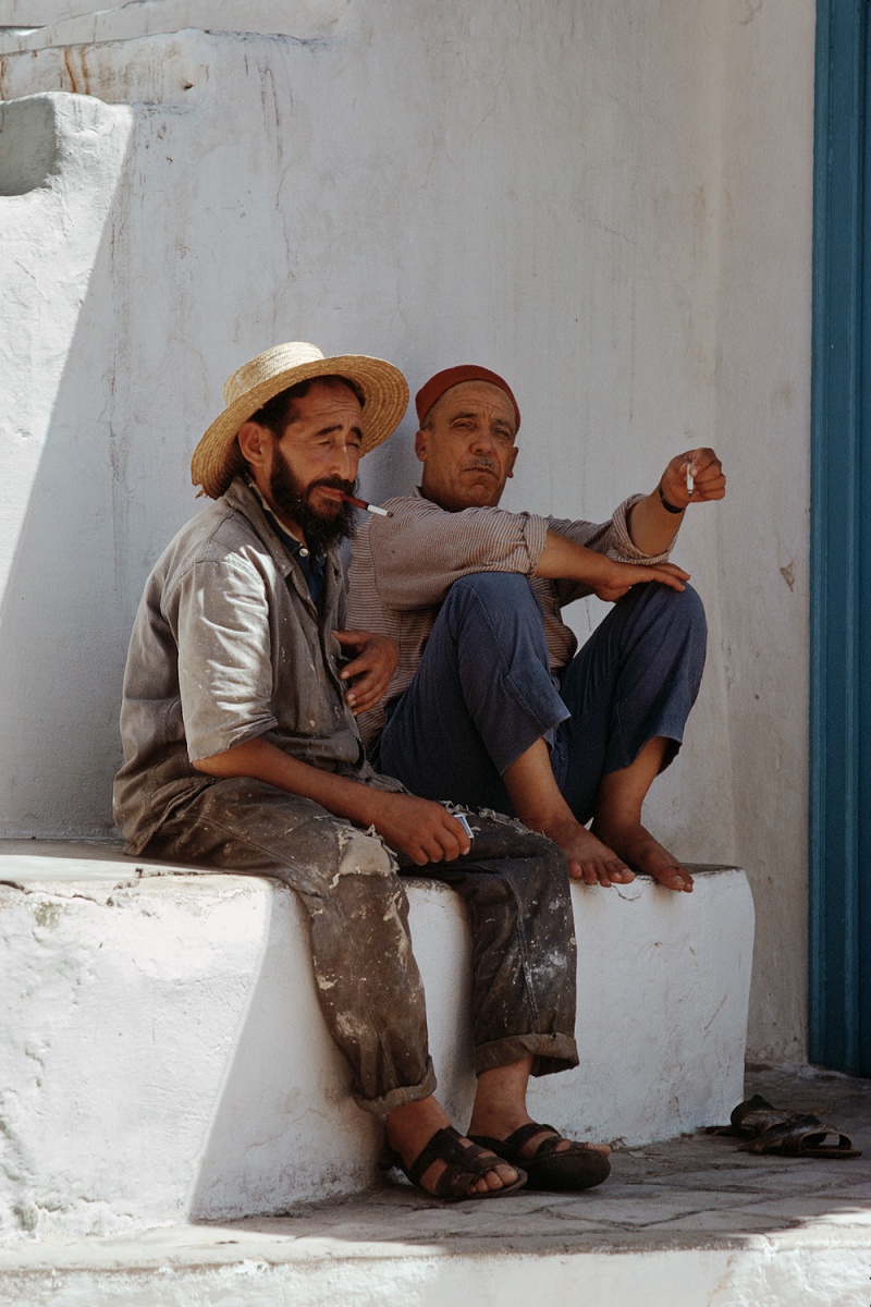 bill-hocker-smokers-sidi-bou-saïd-tunisia-1972