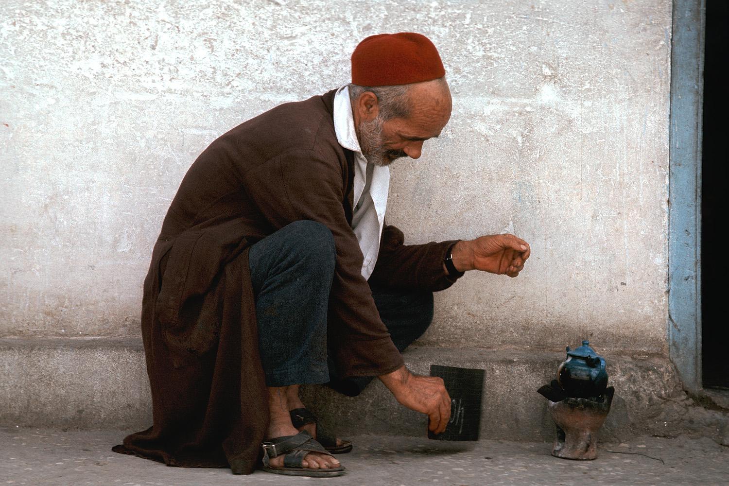 bill-hocker-making-tea-tunisia-1972