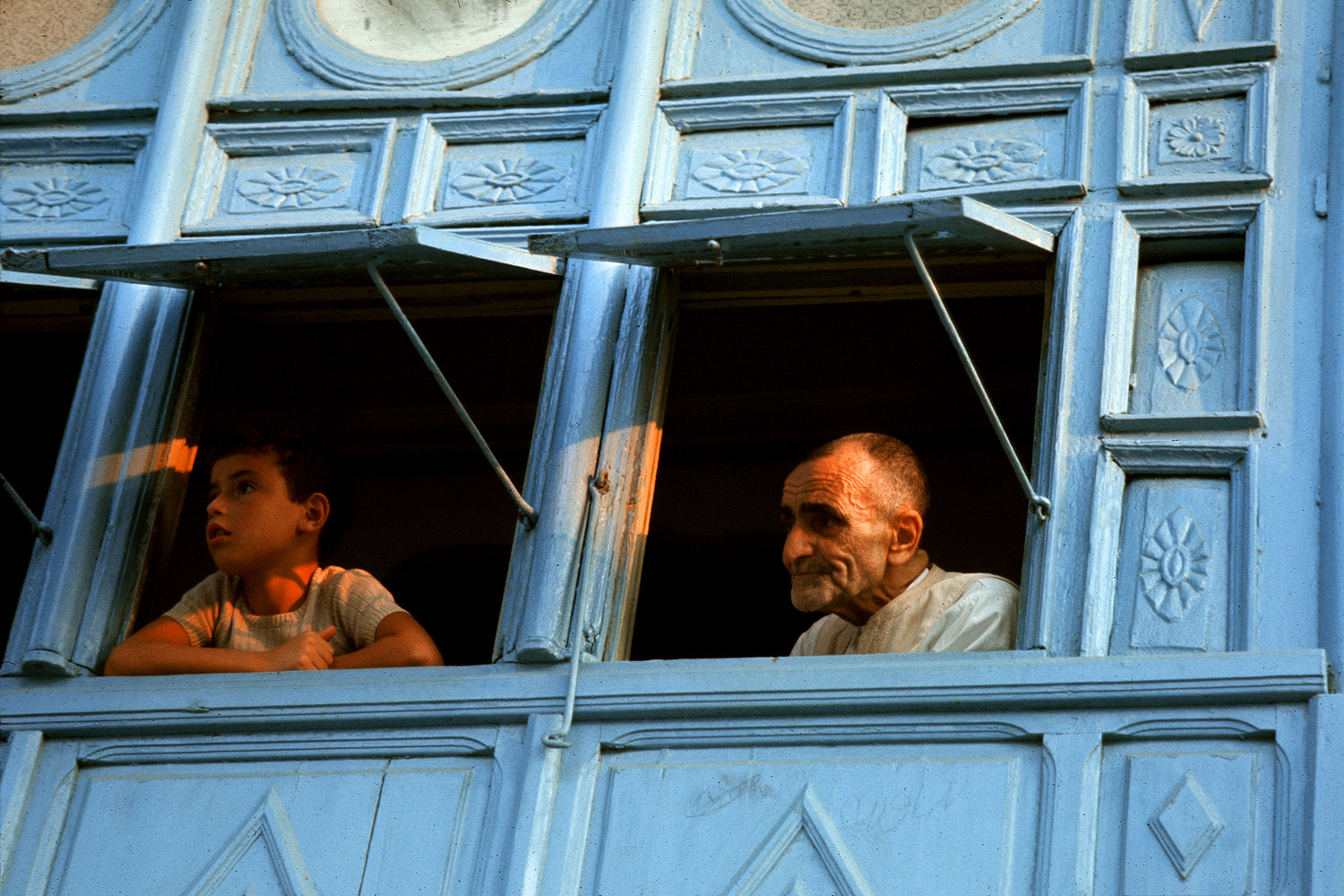 bill-hocker-new-and-old-spectators-sidi-bou-saïd-tunisia-1971