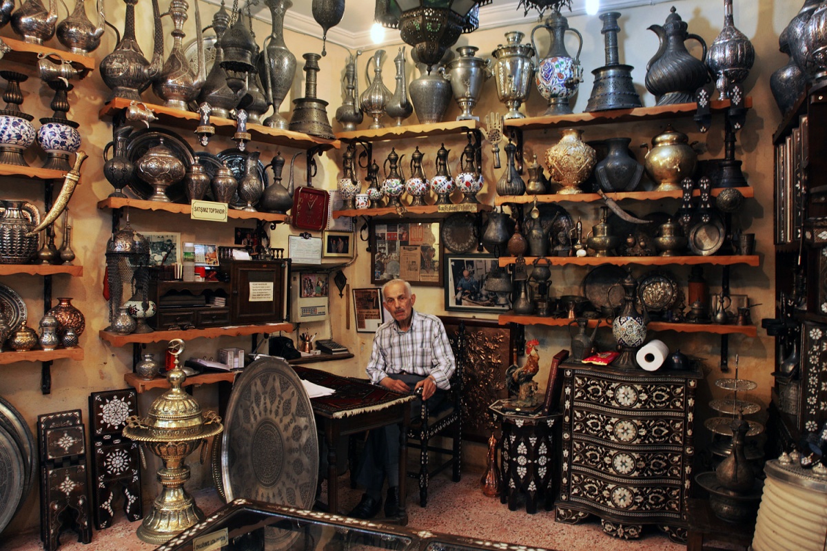 bill-hocker-antique-vendor-grand-bazaar-istanbul-turkey-2010