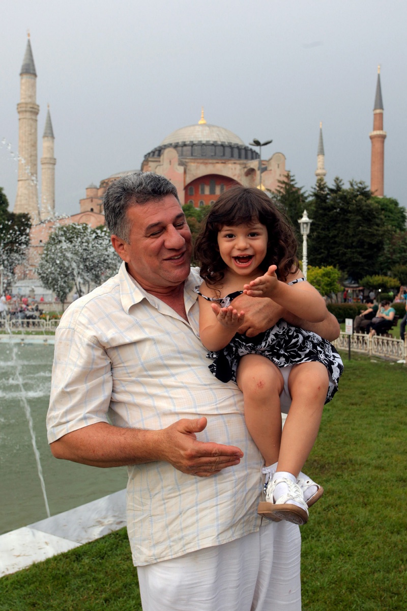 bill-hocker-big-kiss-sultan-ahmet-park-istanbul-turkey-2010