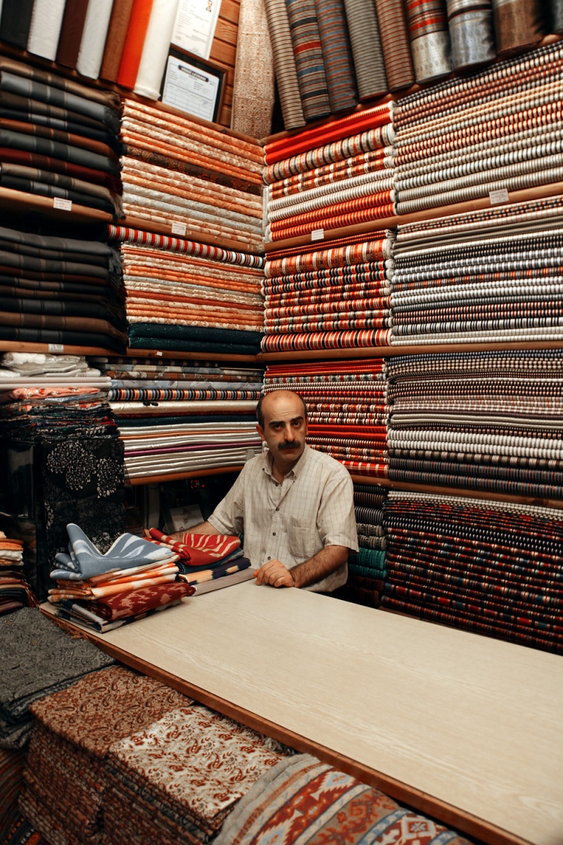 bill-hocker-cloth-merchant-grand-bazaar-istanbul-turkey-2010