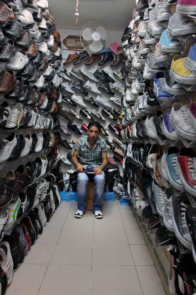 bill-hocker-shoe-merchant-grand-bazaar-istanbul-turkey-2010